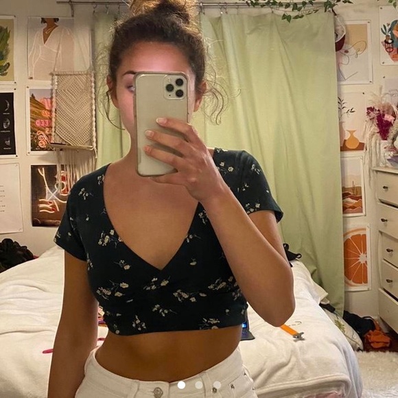 Brandy Melville - green top with flowers - Picture 3 of 3